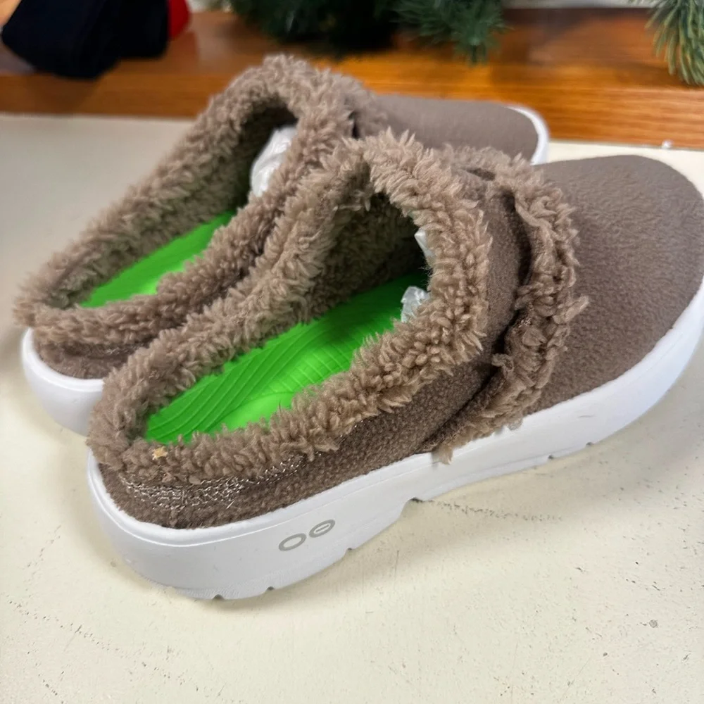 OOFOS Brown Fuzzy Slippers - Picture 2 of 6